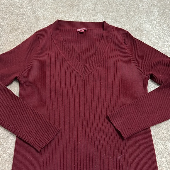 V-neck Full Sleeve Sweater - Size: Medium, Colour: Dark Red - Picture 2 of 3